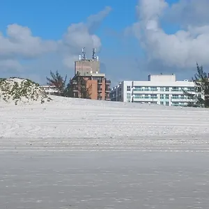 apartamento-charmoso-em-frente-a-praia-em-cabo-frio.cabofriohotels.org/